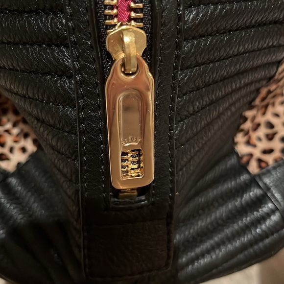 Perfect juicy couture purse leopard print with hot pink interior. - Picture 5 of 7